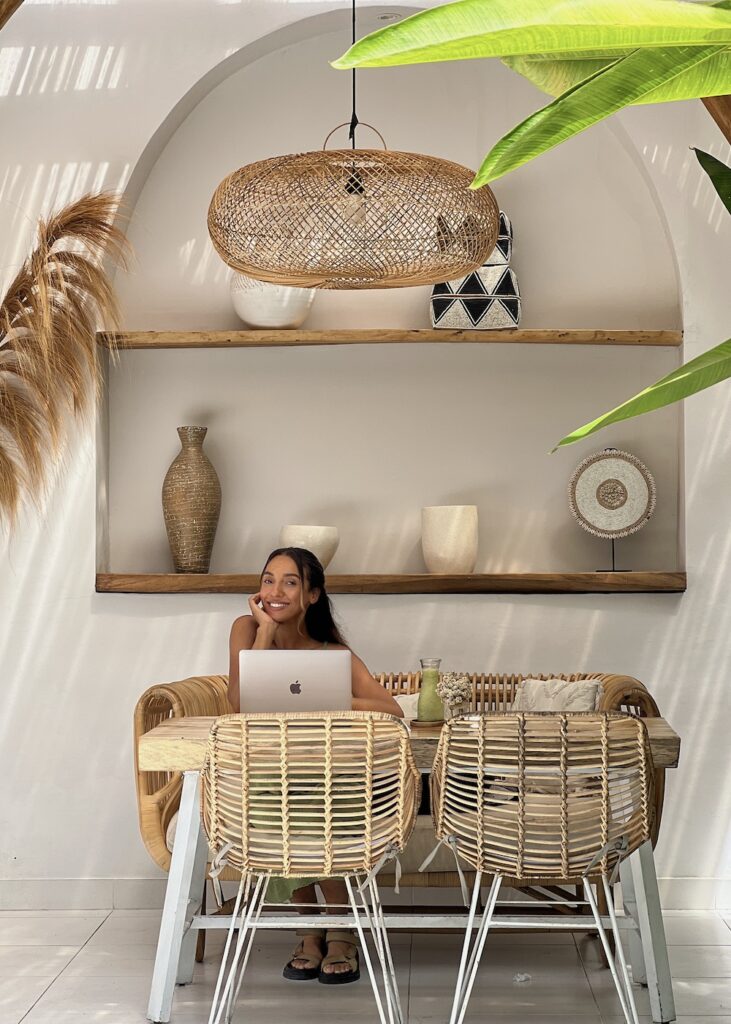 woman digital nomad working in cafe 