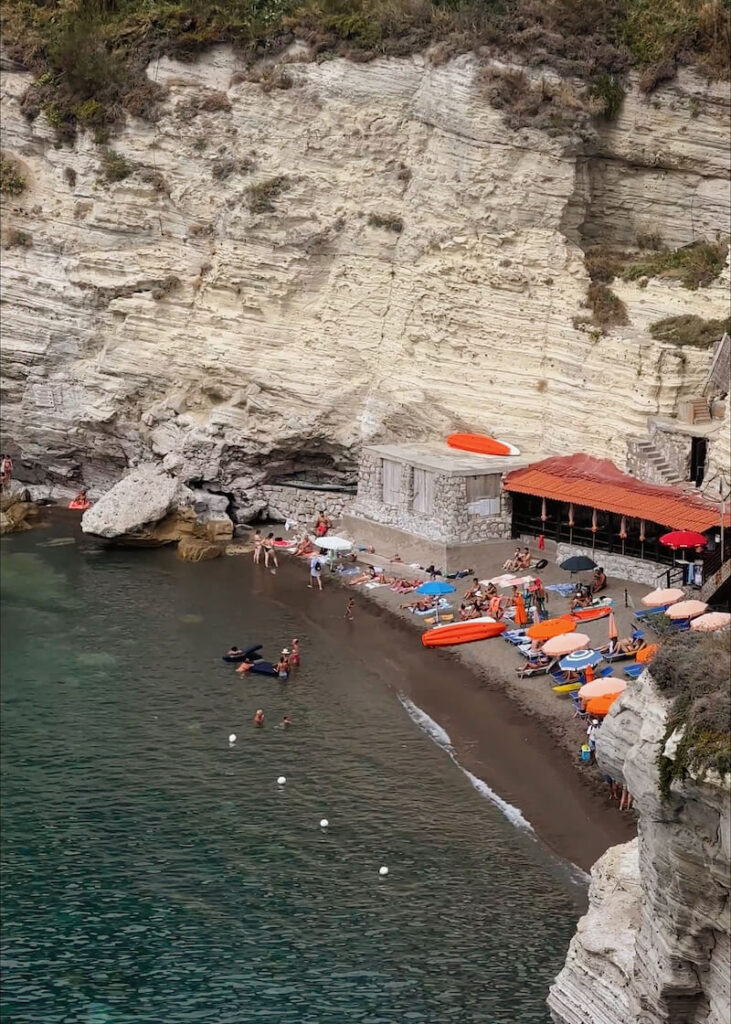 ischia beach sunbeds