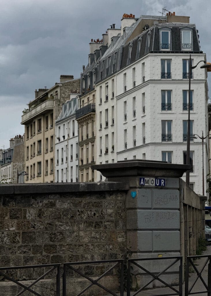 paris amour street art