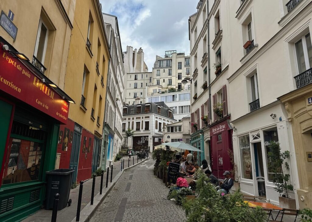 paris montmartre beautiful buildings