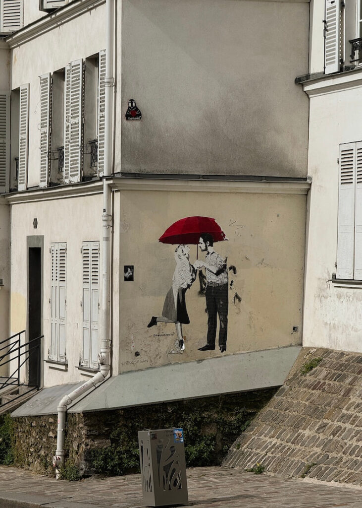 paris montmartre street art couple on wall