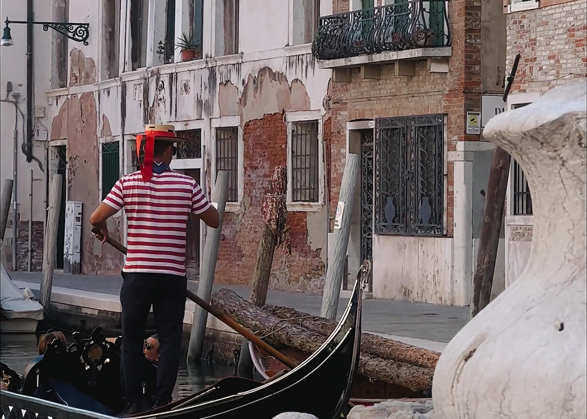 venice gondola canals red and white tshirt