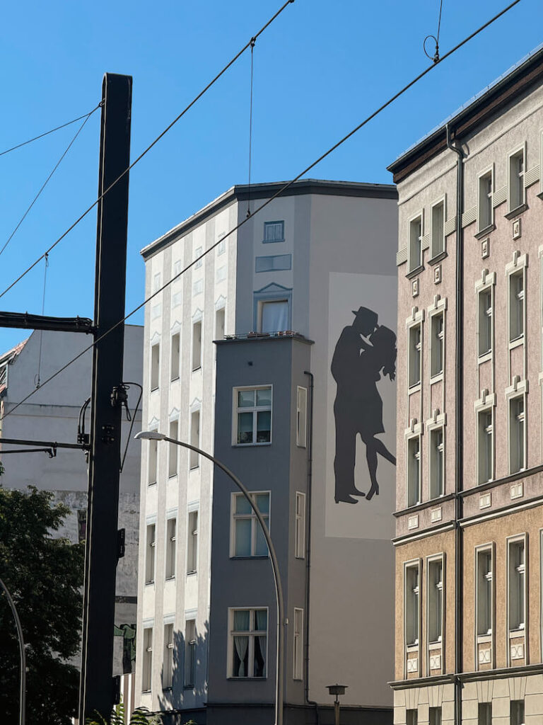 berlin mitte street art couple dancing